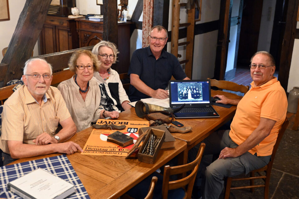 Beim Heimatverein Mastholte engagieren sich in der Archivgruppe der Ehrenvorsitzende Gisbert Schnitker, Dr. Helga Schoenen, Ruth Beringmeier, Vorsitzender Franz-Josef Johannesmeier und Helmut Schüer.